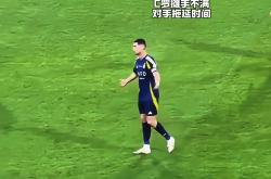 C罗场边指挥情绪激动，孙兴慜队员怒摔水瓶的简单介绍