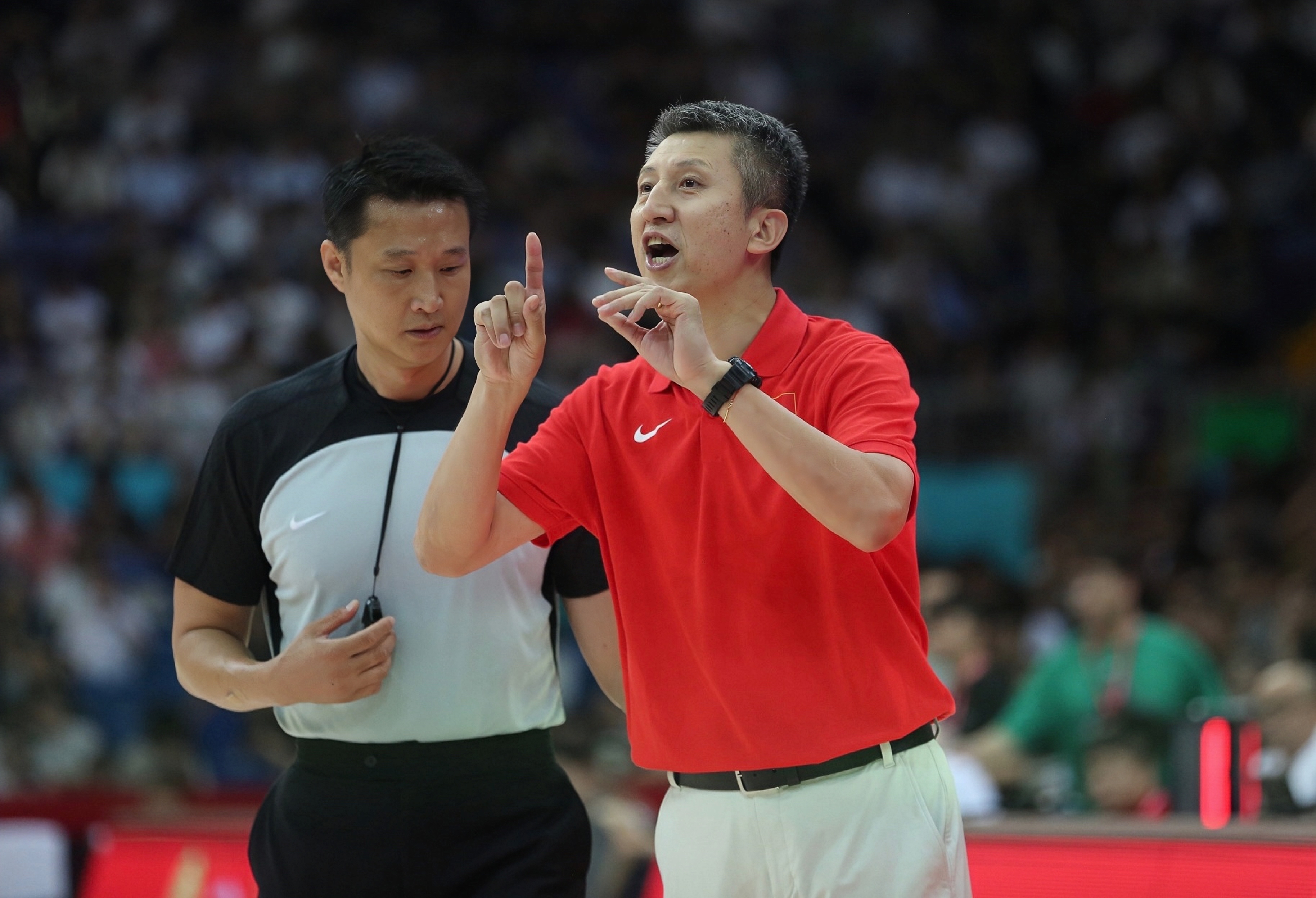 在足球比赛中,对手球的判罚